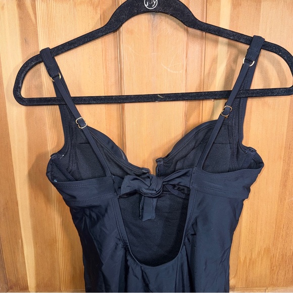 🔥 NWT Target Black Underwire One-Piece Swimsuit – Medium Coverage – Size M - Picture 4 of 7